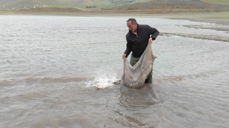 Keban baraj gölünde 2 bin 500 metre ağ ve 500 kilo balık ele geçirildi