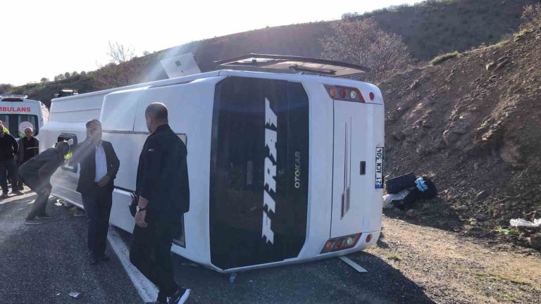 Elazığ-Diyarbakır karayolunda midibüs devrildi: Çok sayıda yaralı var