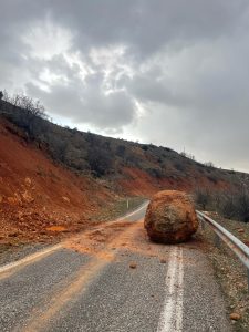 Devasa büyüklükteki kaya parçası yola düştü. Yol ekipler tarafından temizlendi