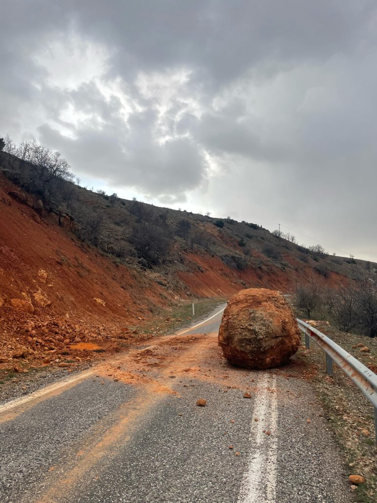 Devasa büyüklükteki kaya parçası yola düştü. Yol ekipler tarafından temizlendi