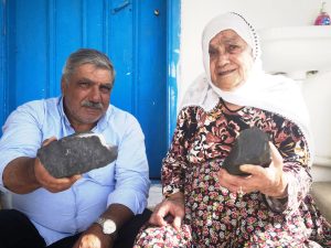 Anneler Günü hediyesi ‘gökten’ indi: Bahçesine göktaşı olduğu düşünülen cisim düştü