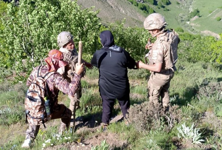 Ot toplamaya gittikleri bölgede kaybolan çiftin yardımına jandarma yetişti