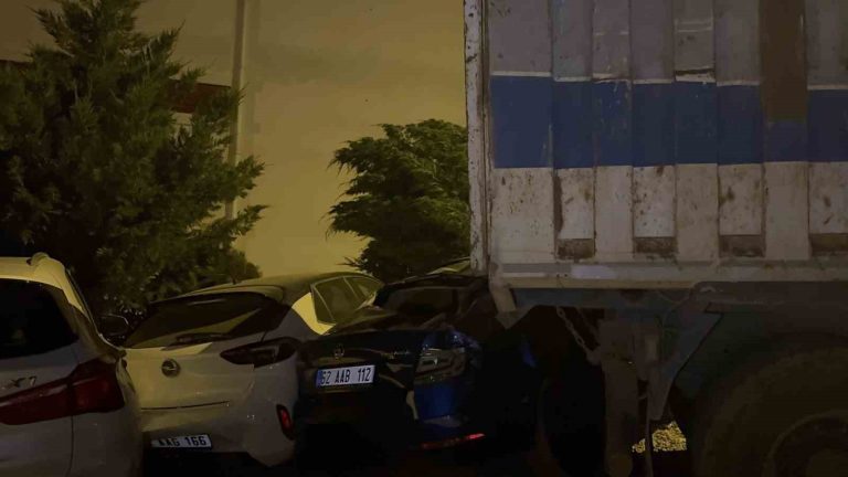 Tunceli’de park halinde freni patlayan kamyon, 5 araca zarar verdi