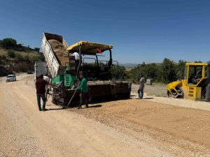 Mazgirt ilçesinin grup köy yolunda, sıcak asfalt çalışması başladı
