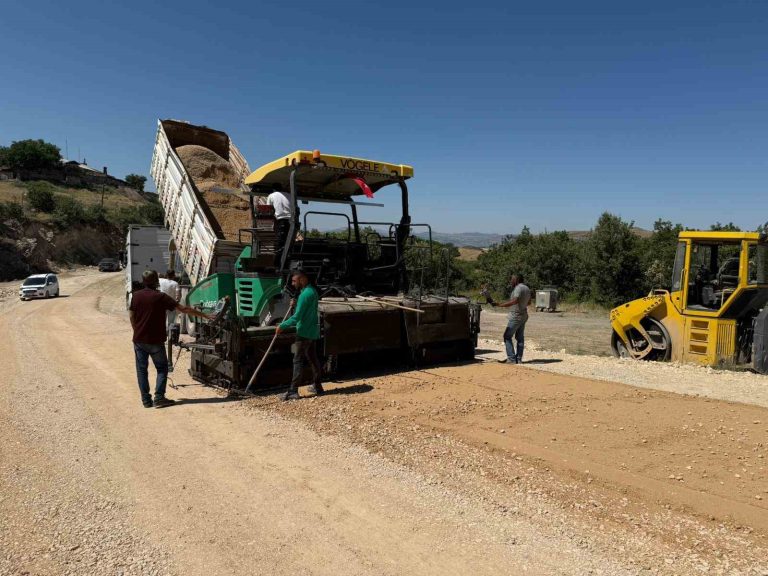 Mazgirt ilçesinin grup köy yolunda, sıcak asfalt çalışması başladı