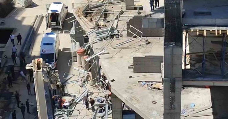 Elazığ’da inşaatın iskelesi çöktü: 2 işçi yaralandı