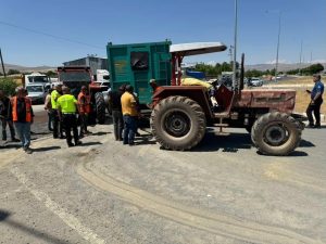 Elazığ’da traktör ile otomobil çarpıştı: 3 yaralı