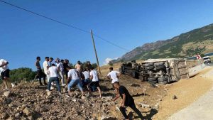 Pertek -Tunceli karayolunda kamyon devrildi, sürücü araçtan fırladı