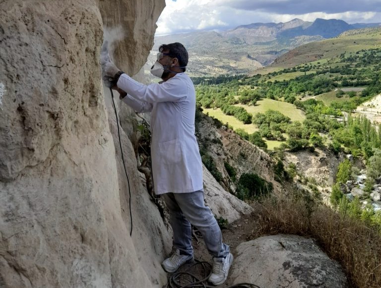 Çemişgezek Urartu mağaralarında mikro kumlama yöntemiyle temizlik yapıldı