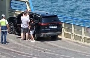Pertek feribotunda, anahtar aracın içerisinde kalınca, çocuğa bir saat dil döktüler