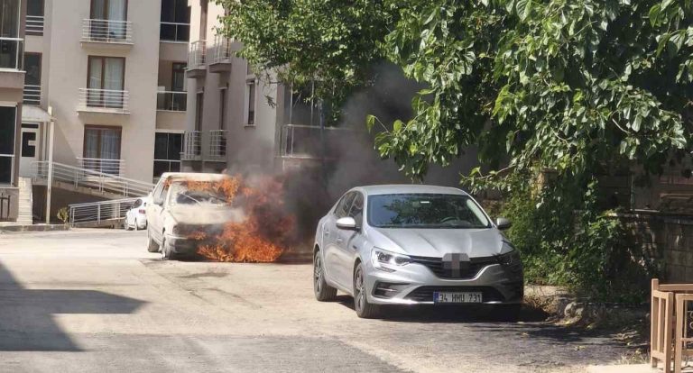Bakkala gitmek için indi, aracı alevlere teslim oldu
