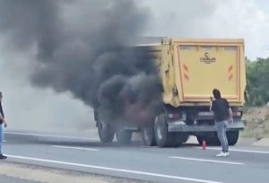 Elazığ’da seyir halindeki kamyon alev aldı