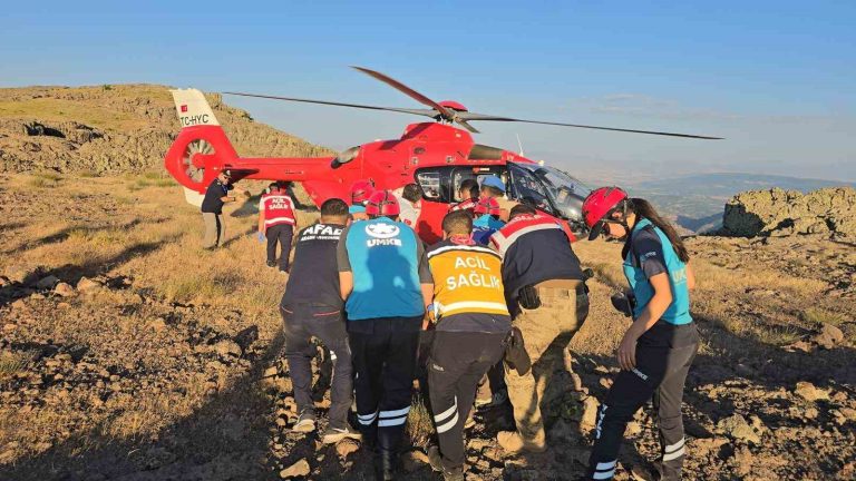 Tunceli’de kayalık alanda düşen vatandaş helikopterle hastaneye kaldırıldı