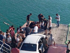 Pertek Feribotundan göle düşen şahsı vatandaşlar kurtardı