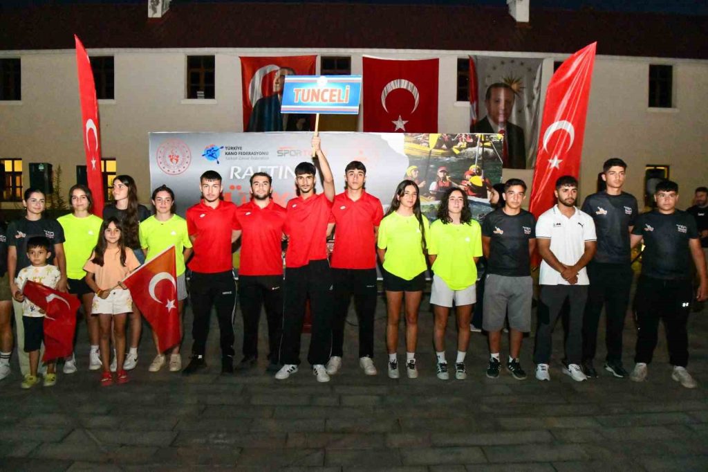 Tunceli’de kortejli, halaylı rafting şampiyonası açılışı