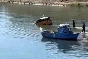 Pertek feribot iskelesinde çocuk el frenini indirince araç baraj suyuna gömüldü