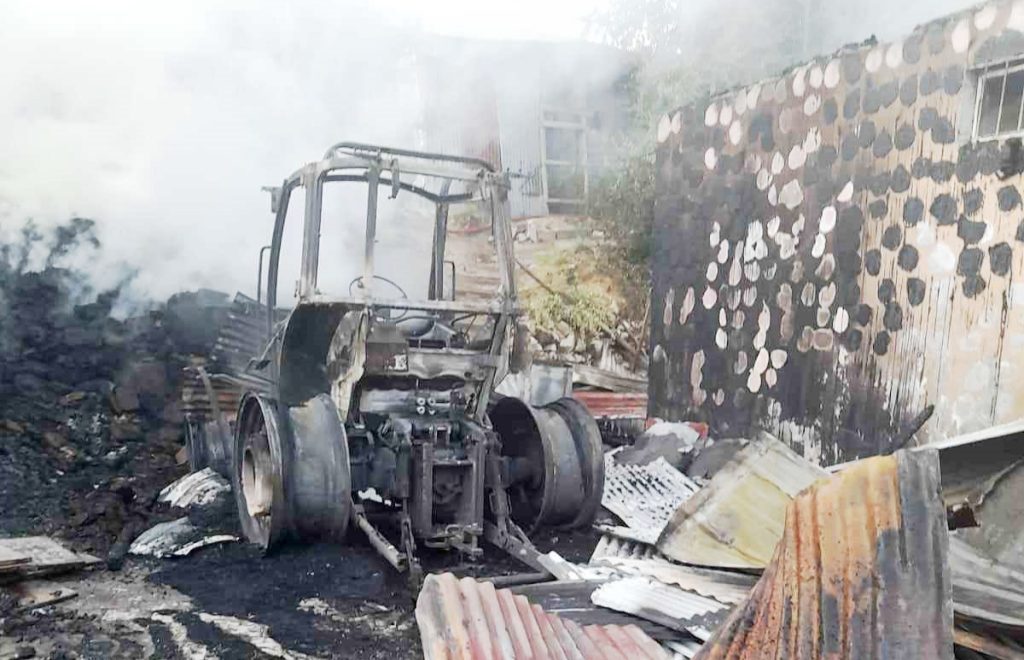 Elazığ’da yanan traktör kullanılmaz hale geldi