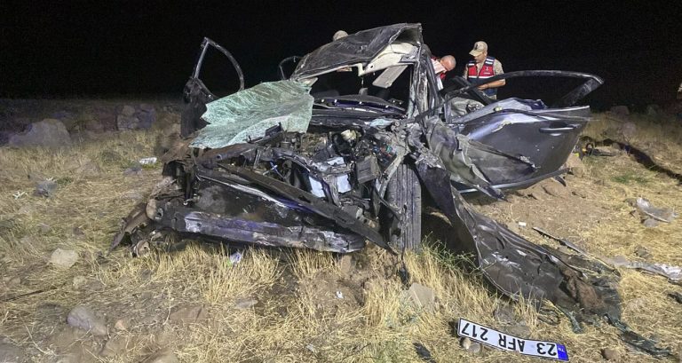 Elazığ’da otomobil şarampole devrildi: 2 kişi hayatını kaybetti, 3 kişi yaralandı