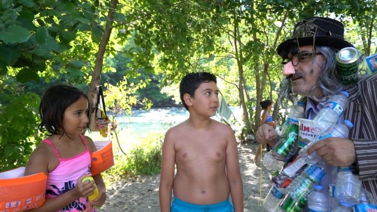 Tunceli’de çevre temizliğine dikkat çekmek için tiyatro performansı sergiledi