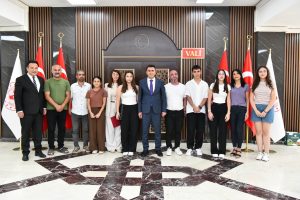 Tunceli’de YKS ve LGS Sınavında başarı gösteren öğrencileri Vali Aygöl Makamında Kabul Etti