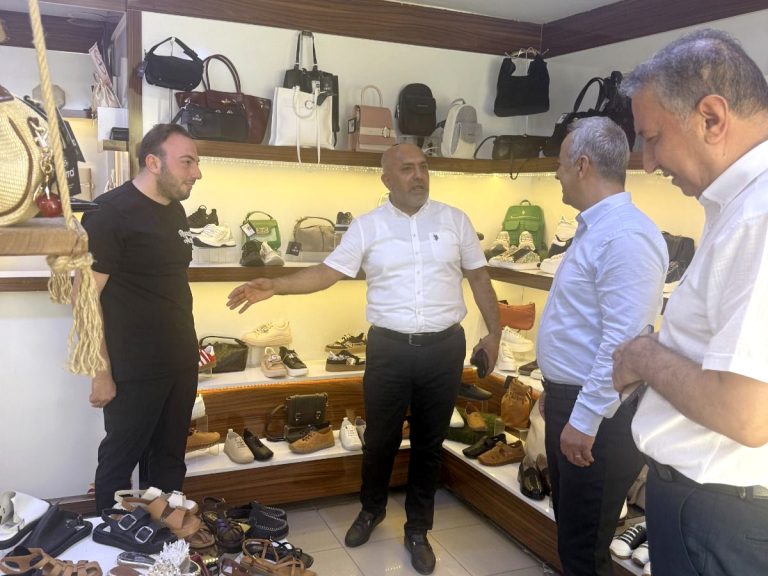 Elazığ Tuhafiyeciler ve Konfeksiyoncular Esnaf Odası’na bağlı esnaflar evlenecek çiftlere indirim yaptı