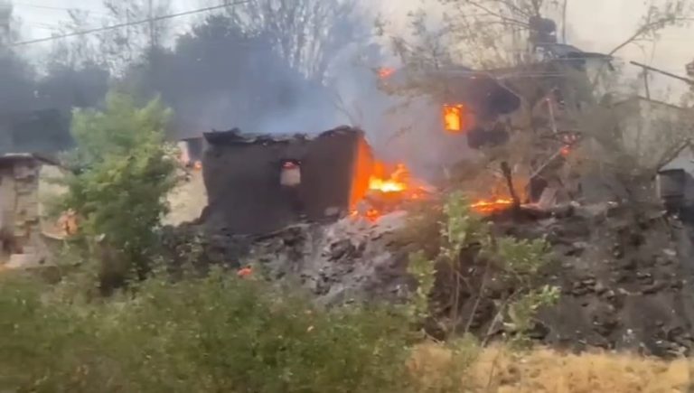 Tunceli’de büyük yangın: Evler ve ağaçlık alan alevlere teslim oldu
