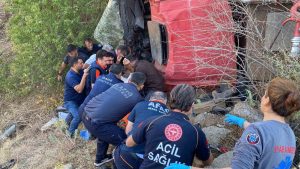 Elazığ’da yangına giden itfaiye aracı şarampole yuvarlandı: 2 itfaiye eri yaralı