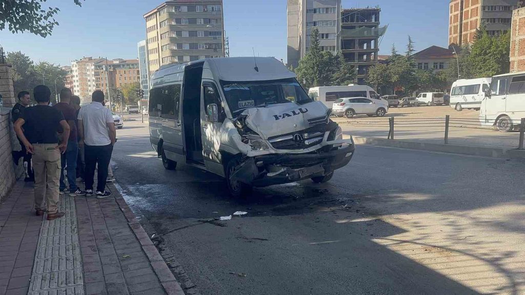 Elazığ’da minibüs otobüse çarptı: 8 kişi yaralandı