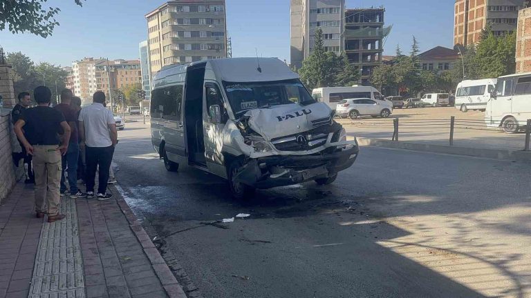 Elazığ’da minibüs otobüse çarptı: 8 kişi yaralandı