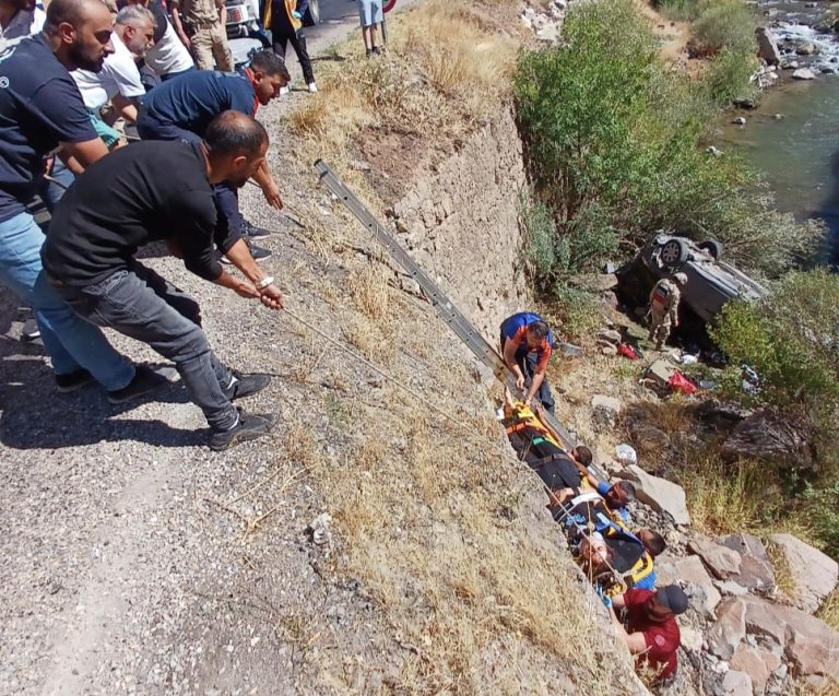 Tunceli’de araç uçuruma yuvarlandı: Biri bebek, üç kişi yaralandı