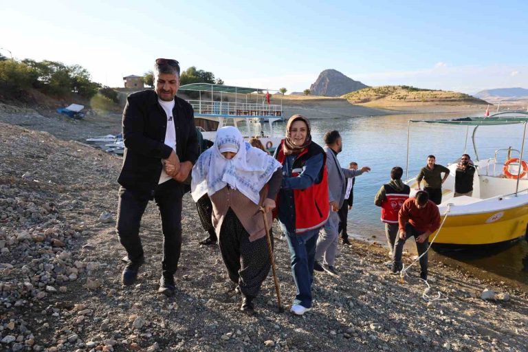 Huzurevi sakini Saadet teyze, 12 yıl sonra Pertek’te doğup büyüdüğü evi görünce gözyaşlarını tutamadı