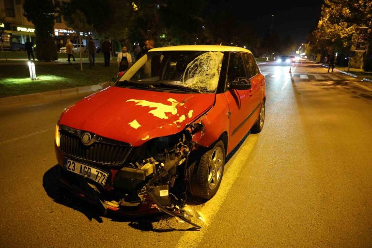 Elazığ’da otomobil yayalara çarptı: 2 kişi ağır yaralandı