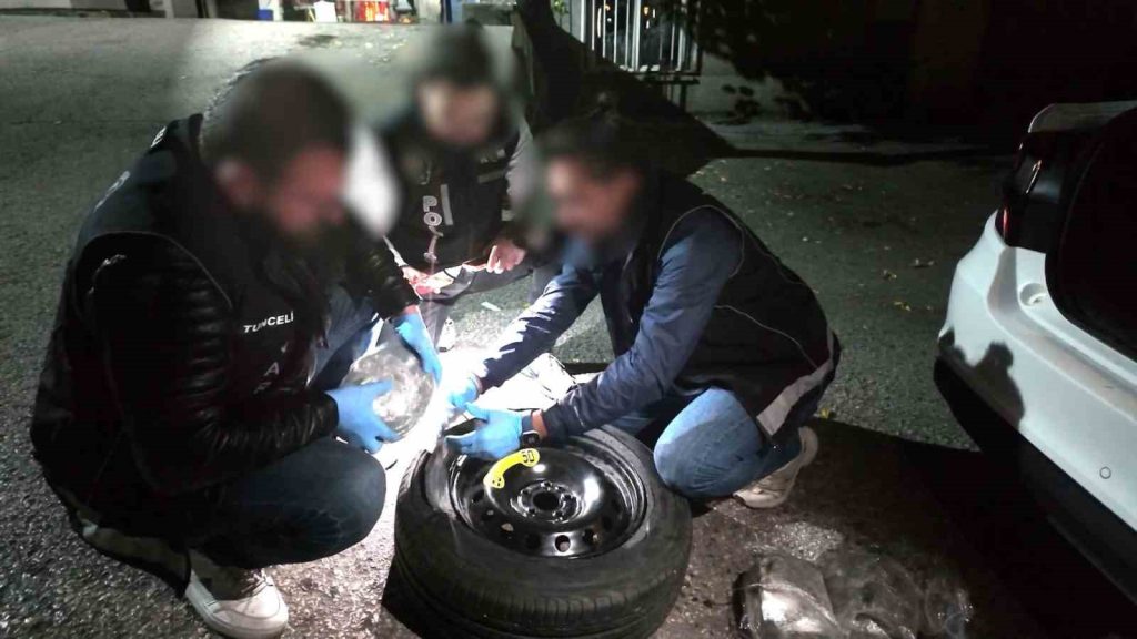 Tunceli’de stepneye zulalanmış uyuşturucu ele geçirdi: 2 gözaltı