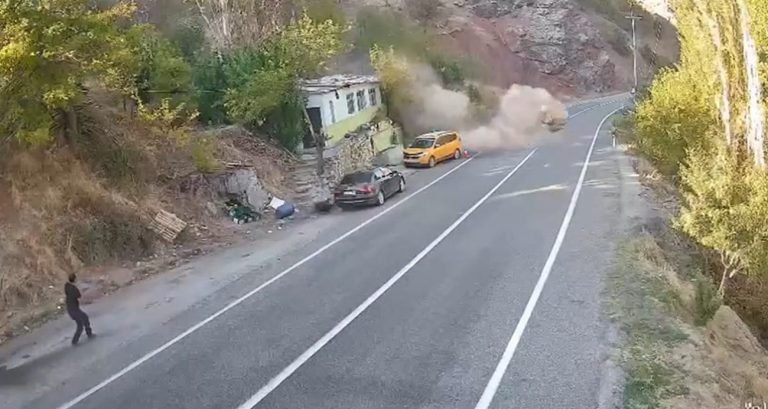 Dağdan yuvarlanan kaya parçası ev ve araçları teğet geçti: O anlar kamerada