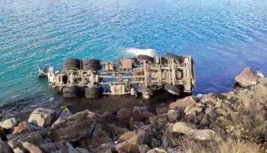Elazığ’da beton mikseri göle uçtu: 1 kişi yaralandı