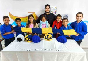 Çemişgezek ilçesinde öğrenciler kendi atkılarını örerek kışa hazırlanıyor