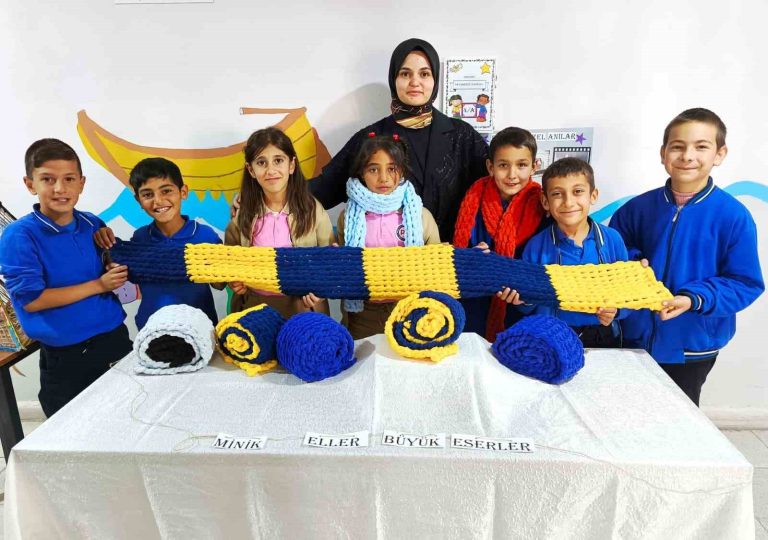 Çemişgezek ilçesinde öğrenciler kendi atkılarını örerek kışa hazırlanıyor