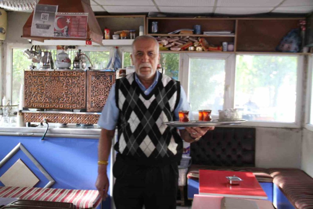 Pertekli Pala Dayı’dan Gönül Dostu Fiyat: Çay Hâlâ 5 TL!