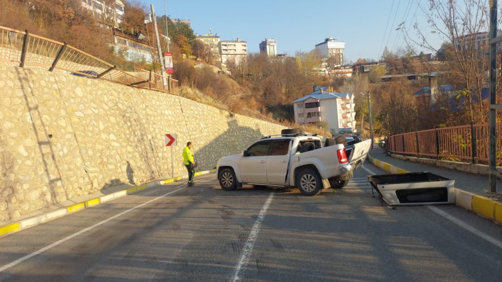 Ovacık yolu’nda araç 7 Metre yükseklikten düştü: 4 kişi yaralandı