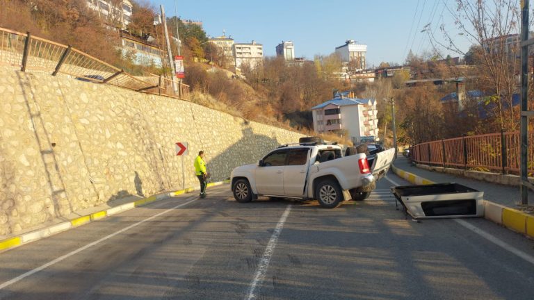 Ovacık yolu’nda araç 7 Metre yükseklikten düştü: 4 kişi yaralandı