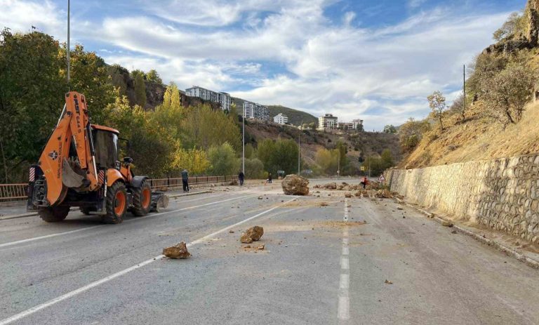 Ovacık yolunda taş düşmelerine karşı güvenli hale getiriliyor