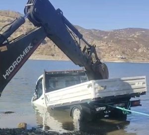 El freni açılan pikap baraja düştü: Kadın mühendis hayatını kaybetti