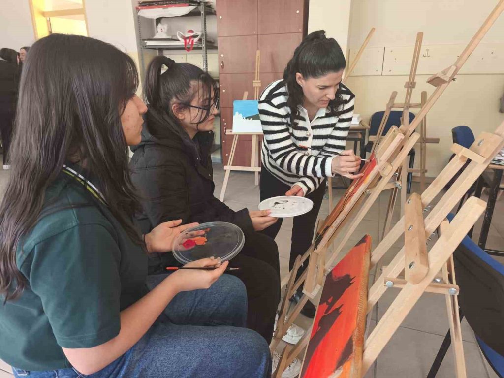 Çemişgezek’te atık ahşaplar sanata dönüşüyor