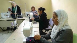 Hozatlı kadınlar halk eğitim bünyesinde yöresel şalvar üretiyor