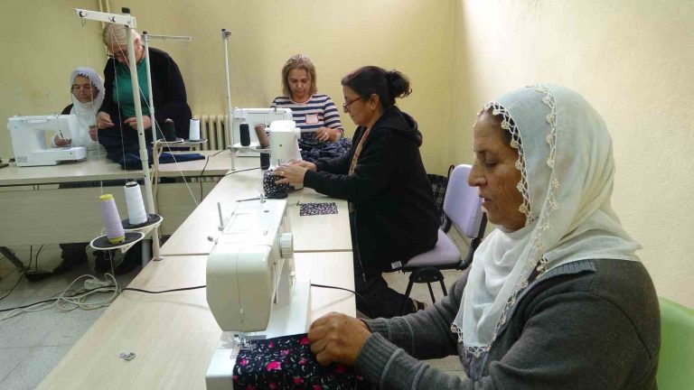 Hozatlı kadınlar halk eğitim bünyesinde yöresel şalvar üretiyor