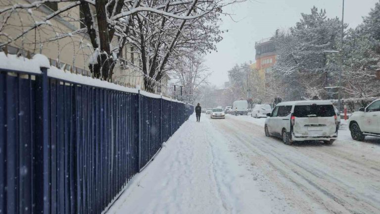 Tunceli’de motokurye ve kış lastiği bulunmayan tüm araçların trafiğe çıkışı yasaklandı