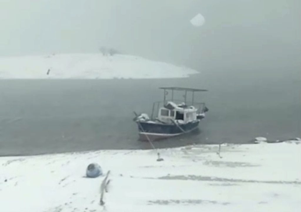Yoğun kar ve sis, balıkçıları durdurdu: Tekneler kıyıya çekildi
