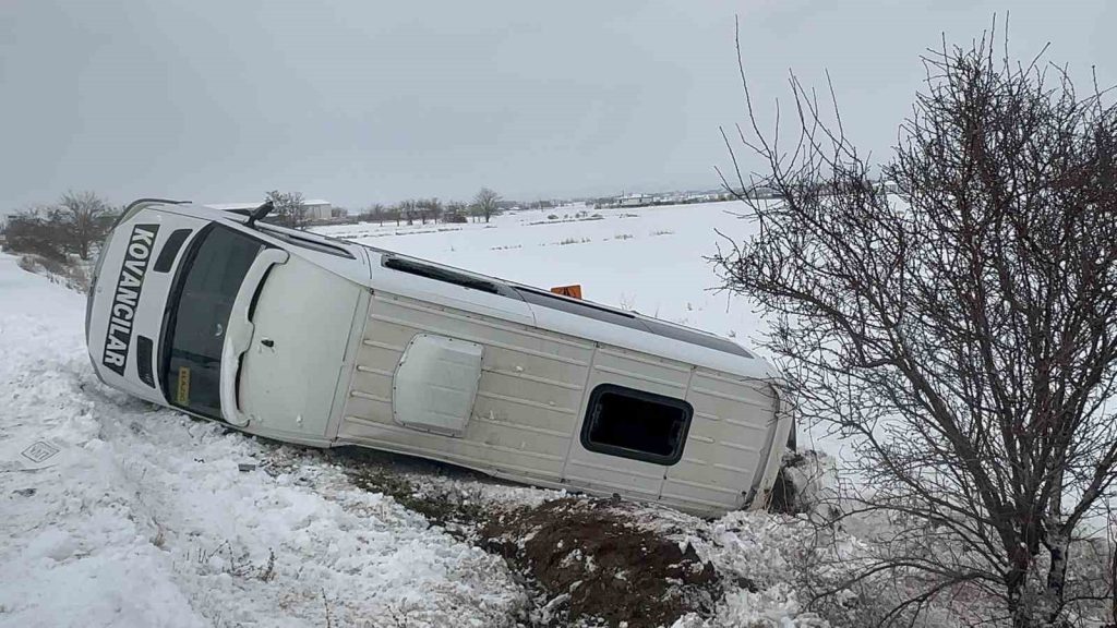 Elazığ’da minibüs şarampole devrildi: 9 kişi yaralandı