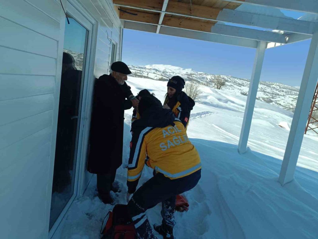 Mazgirt ilçesinde, ekipler1 kilometrelik yolu yürüyerek hastaya ulaştılar