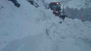 Tunceli-Ovacık yolunda çığ: Ulaşım kısa sürede yeniden sağlandı